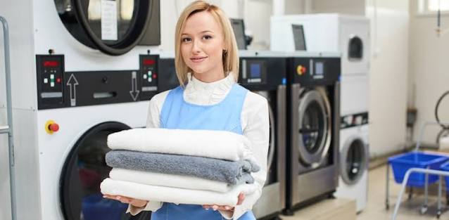 Nhân viên X WASH chuẩn bị đồ sạch đã gấp gọn