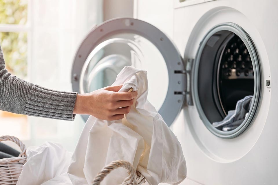 Cho quần áo vào máy giặt cửa trước
