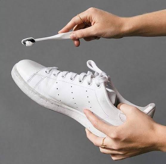 Xử lý vết bẩn nhỏ trên giày bằng bàn chải chuyên dụng