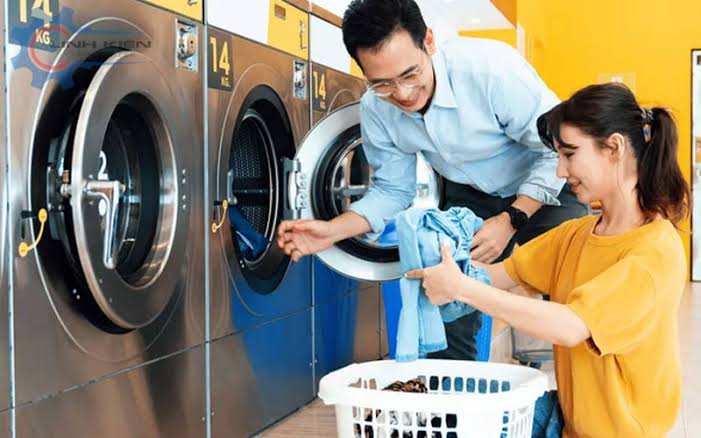 Khách hàng sử dụng dịch vụ giặt sấy tại tiệm